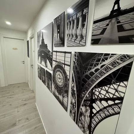 -b By Homes In Apartament