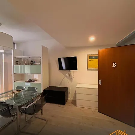 Carloalbertoapartment -b By Homes In Ancona
